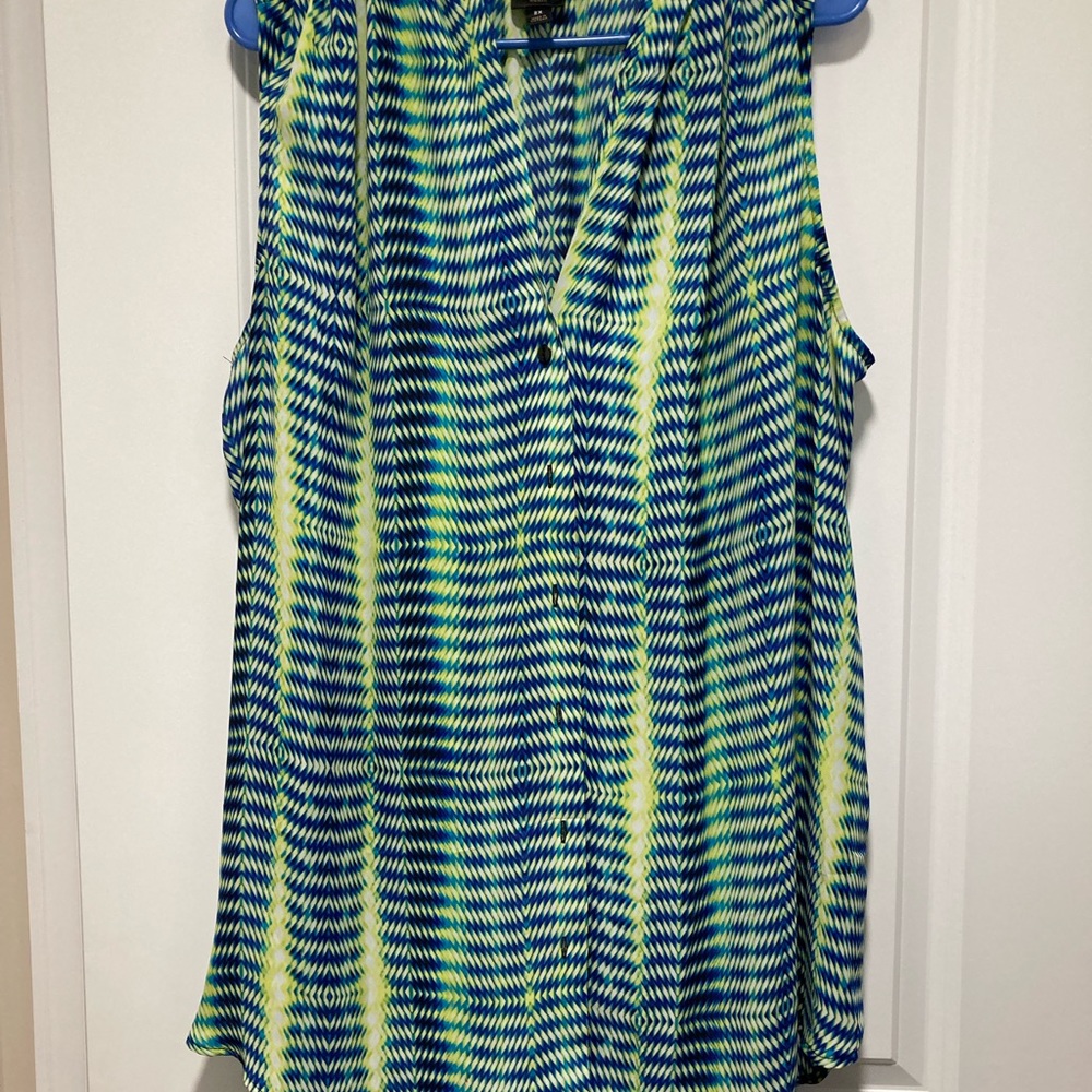 Ladies sleeveless tunic.
